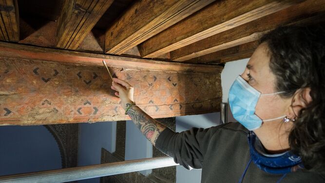 La Alhambra recupera la policromía original de un alfarje de una alcoba del Patio de Comares