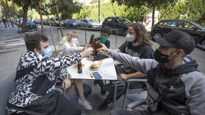 Granada y el Área Metropolitana bajan al nivel 3 de alerta: Más aforo en terrazas, bares y tiendas