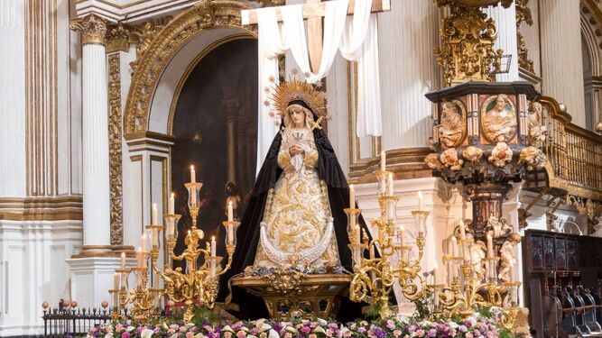 La Virgen de los Dolores preside el vía crucis de las cofradías de Granada