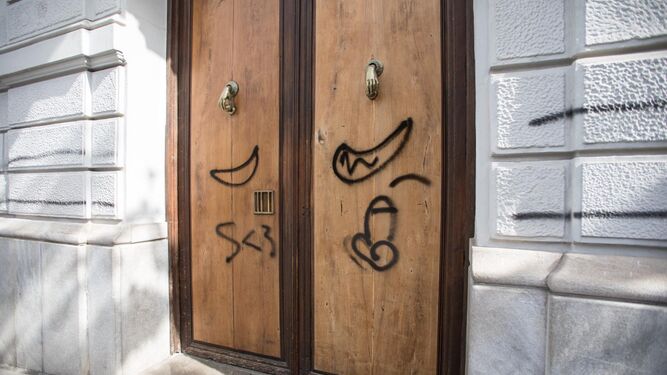 El Ayuntamiento de Granada, víctima del vandalismo con una pintada en toda la fachada