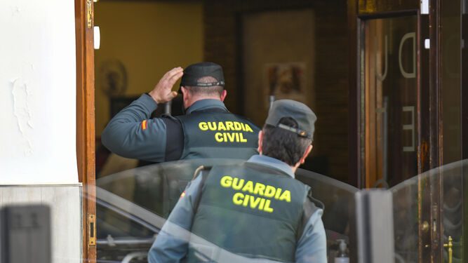 Imagen de archivo de dos agentes de la Guardia Civil.