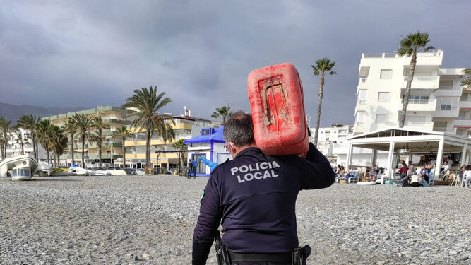 Unos niños encuentran en una playa de Granada un bidón con 17 kilos de hachís