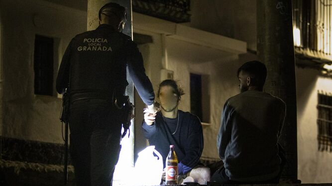La Policía cierra cinco establecimientos de hostelería este puente en Granada por incumplir las normas Covid