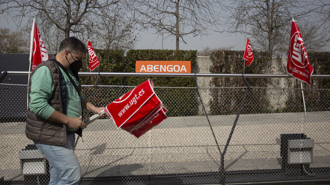 Un sindicalista, en una protesta de la plantilla de Abengoa en defensa del empleo del grupo, que está en concurso de acreedores.