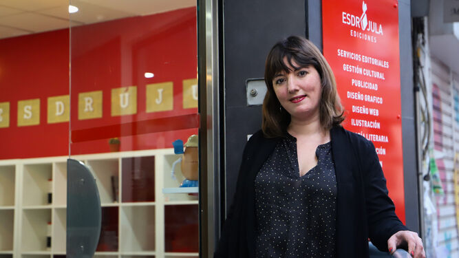 La fundadora de Esdrújula, Mariana Lozano, posa en la entrada de la nueva sede