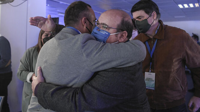 Francisco Rodríguez se abraza con José Robles, tras ser elegido presidente, al término del XV Congreso Provincial del PP.