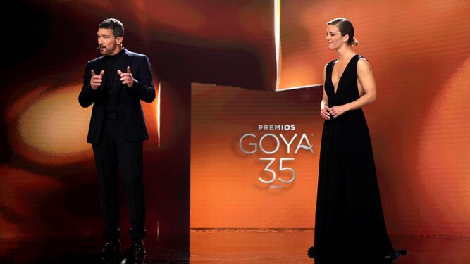 El actor Antonio Banderas y la periodista María Casado en la gala de los Premios Goya