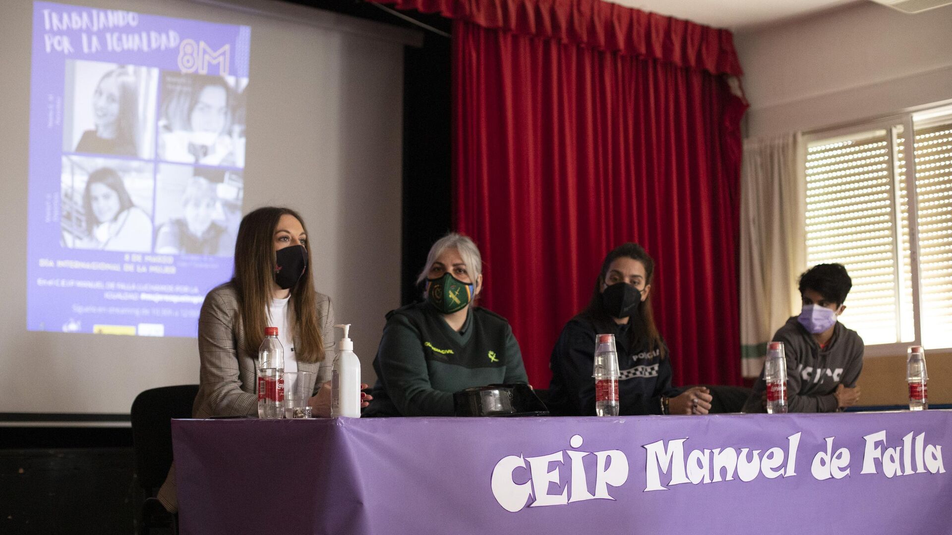 Fotogaler&iacute;a de la charla sobre la igualdad de cuatro mujeres en el CEIP Manuel de Falla de Peligros por el 8M 2021