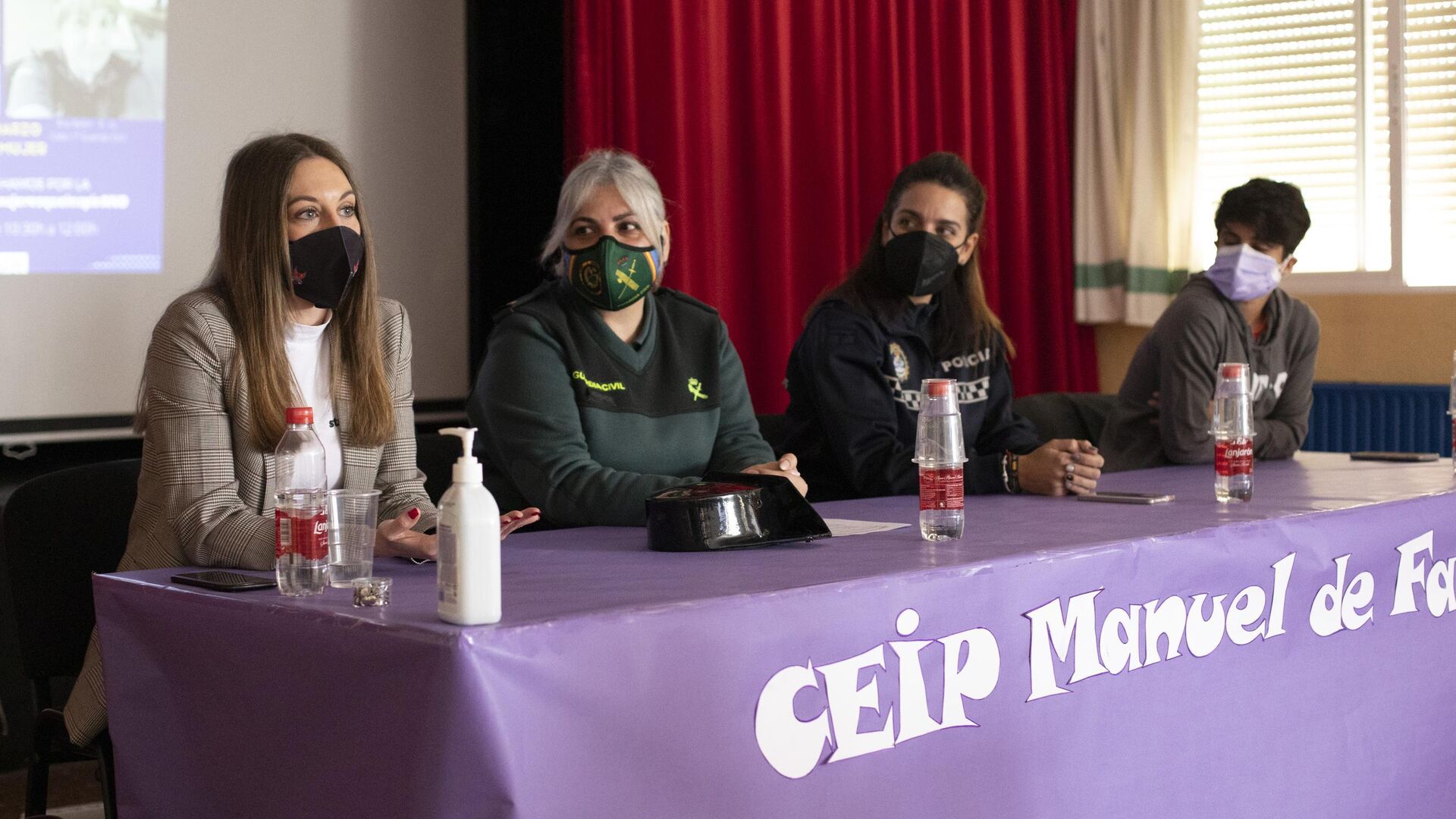 Fotogaler&iacute;a de la charla sobre la igualdad de cuatro mujeres en el CEIP Manuel de Falla de Peligros por el 8M 2021
