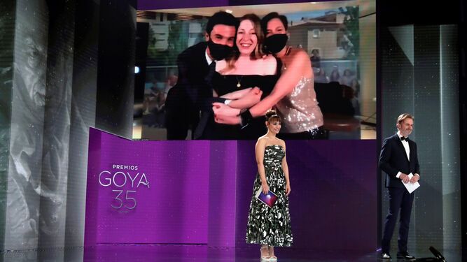Parte del equipo de 'Las niñas' con Pilar Palomero en el centro durante los Premios Goya