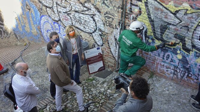 El Ayuntamiento de Granada aplicará una capa contra las pintadas a un centenar de edificios patrimoniales