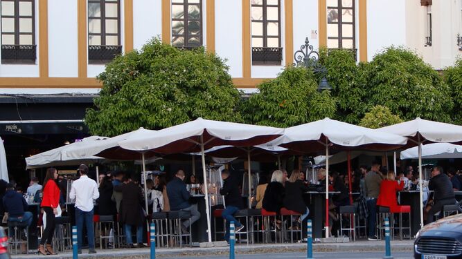 Una terraza en Sevilla repleta de público.