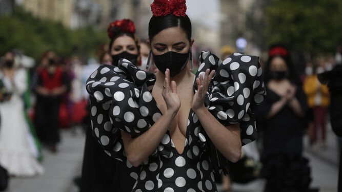 La Avenida de la Constitución se convierte en improvisada pasarela dentro de las actividades organizadas por el Ayuntamiento para impulsar la moda flamenca.