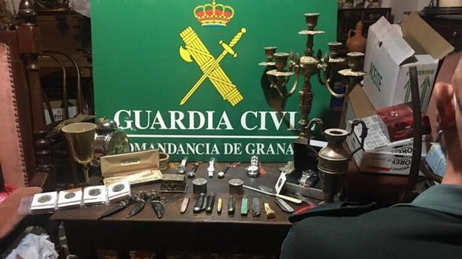 Ante el juez por robar en Granada objetos de coleccionista como una sortija del virreinato de Perú