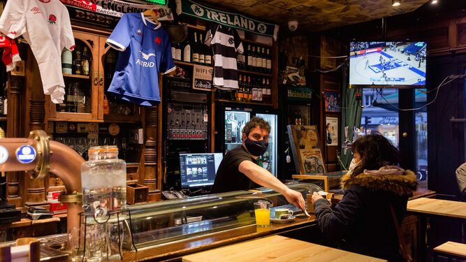 El interior de los bares de Granada estarían cerrados con la nueva propuesta de Sanidad