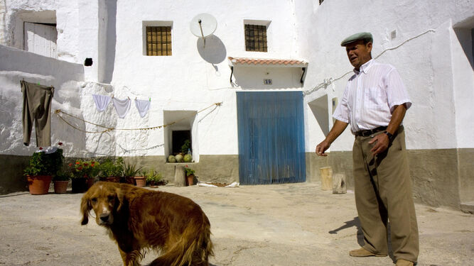 Niños con el pan bajo el brazo en la Granada vaciada: 500 euros por nacimiento