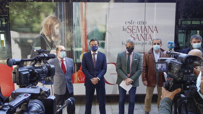 'Este año, la Semana Santa la llevaremos por dentro': campaña de los autobuses urbanos de Granada