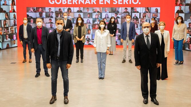 El presidente del Gobierno, Pedro Sánchez, junto al candidato socialista para la presidencia de la Comunidad de Madrid, Ángel Gabilondo, este sábado.