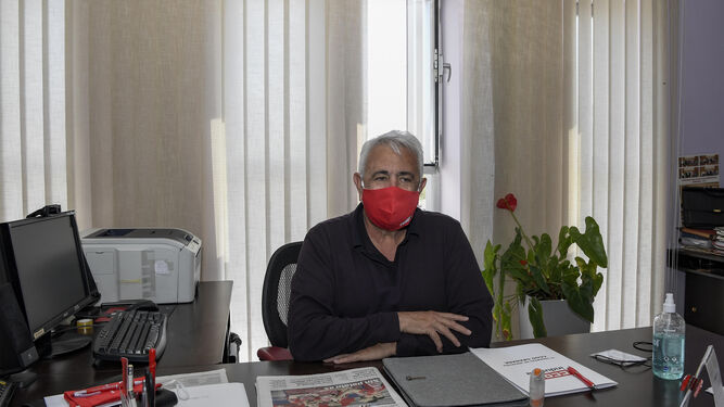 Ricardo Flores en su despacho de secretario general de CCOO Granada