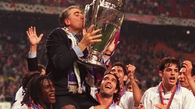 Lorenzo Sanz en su ya mítica imagen besando la séptima Copa de Europa del Madrid