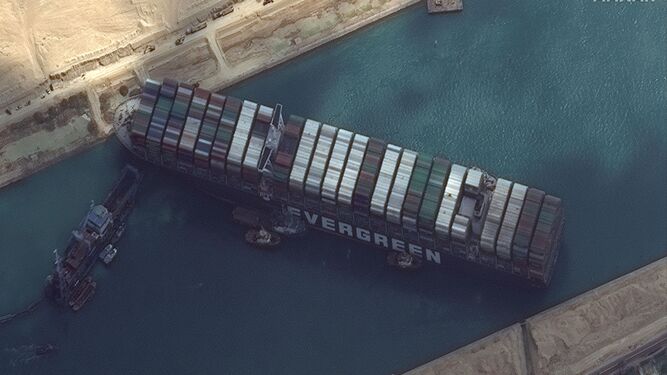 Foto del 'Ever Green' atravesado en el Canal de Suez