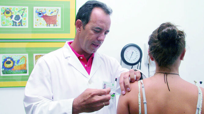 Imagen de archivo de las primeras campañas de vacunación contra el VPH en el año 2009.