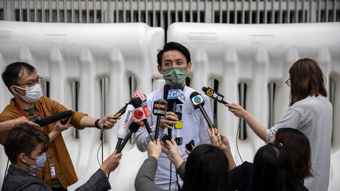 Lo Kin-hei, presidente del Partido Demócrata, haciendo declaraciones a los periodistas este martes  en Hong Kong.