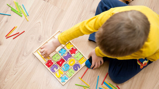 Un niño con autismo juega experimentando con colores y formas.