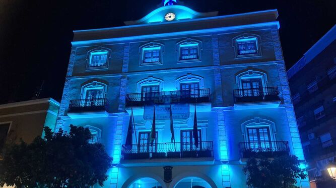 Fachada del Ayuntamiento de Almuñécar teñida de azul por el Día del Autismo.