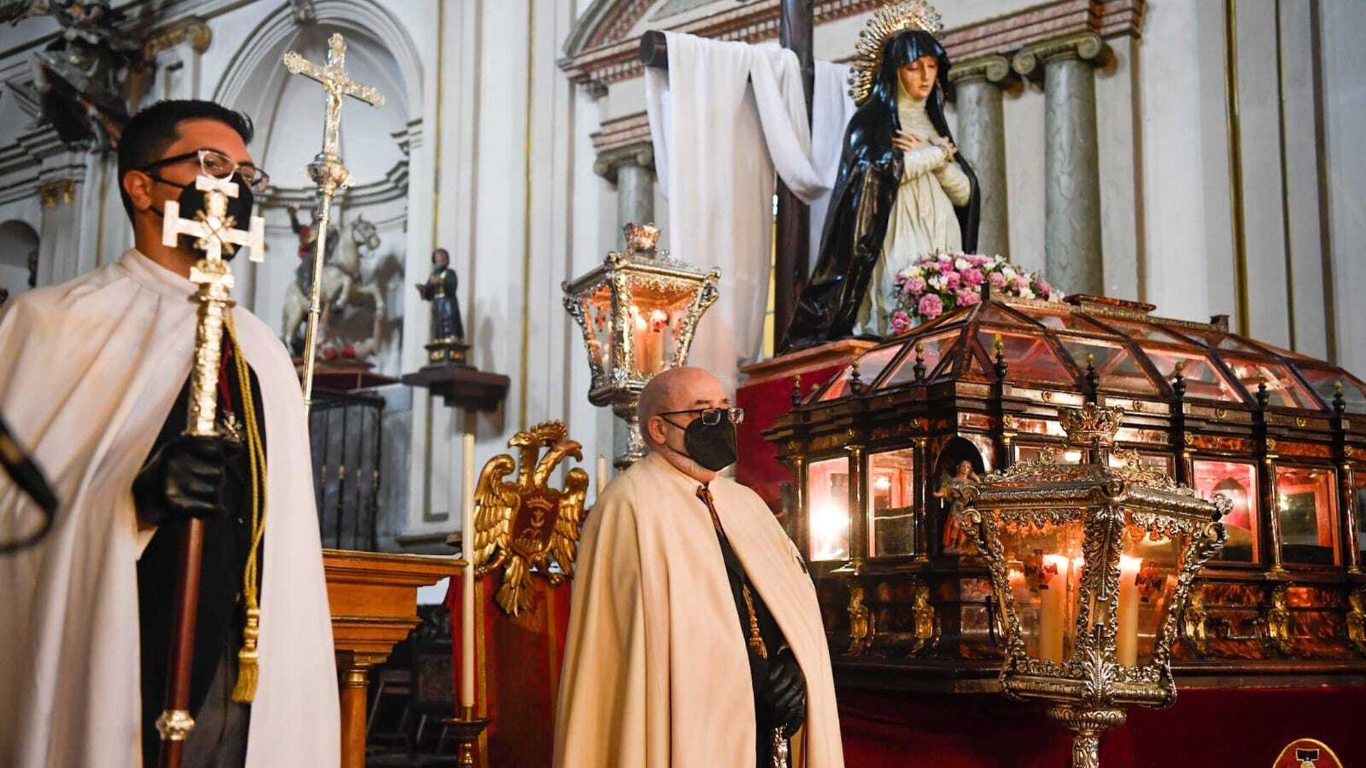 Santa Ana abre sus puertas para venerar al Se&ntilde;or del Santo Sepulcro y la Virgen de la Soledad