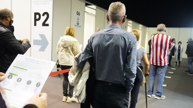 Varias personas acuden a un dispositivo de vacunación contra el Covid-19 para personas menores de 65 años en el Bilbao Exhibition Center.