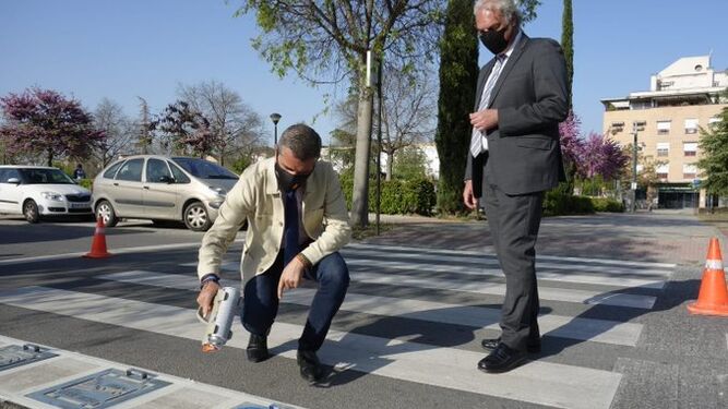 El concejal de Movilidad pintando el paso de peatones de azul