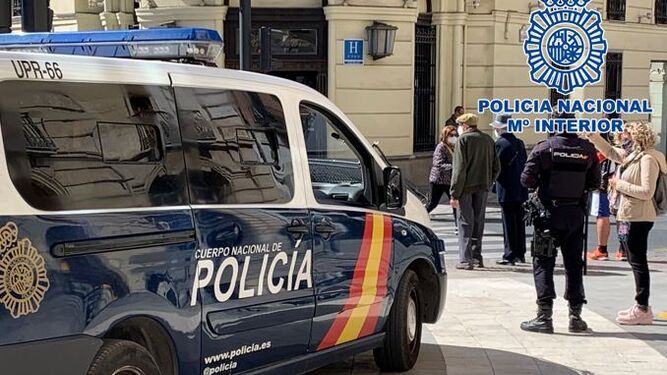 Una patrulla de la Policía Nacional en el Centro de Granada capital.