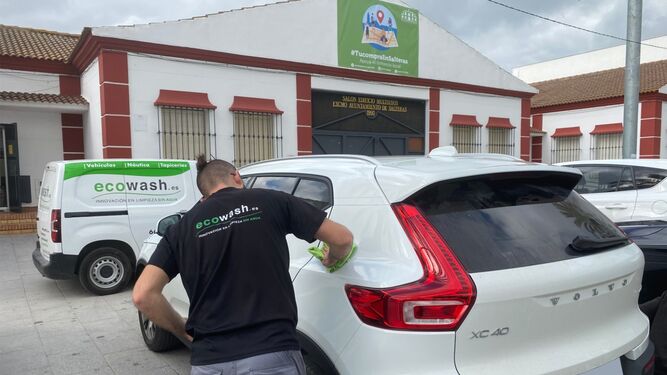 Ecowash Sevilla, empresa que se dedica a la limpieza y desinfección de vehículos y mobiliario a domicilio.