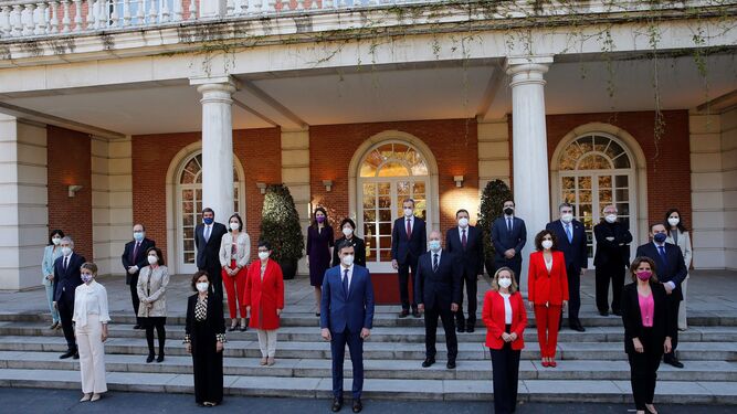 El presidente del Gobierno, Pedro Sánchez (c) posa con sus ministros para la foto de familia antes del Consejo de Ministros en el Palacio de la Moncloa en Madrid este martes.