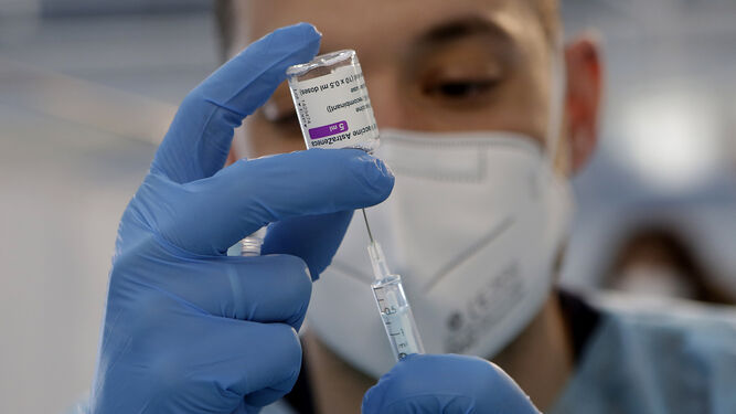 Un enfermero prepara una vacuna en un centro sanitario.