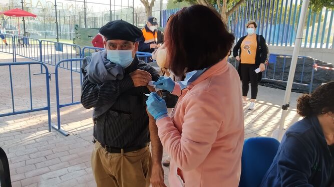 Comienza la vacunación masiva contra el Covid-19 en el estadio Antonio Bonet de Almuñécar