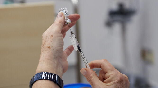Una sanitaria sostiene el material necesario para la aplicación de la segunda dosis de la vacuna contra la Covid -19.