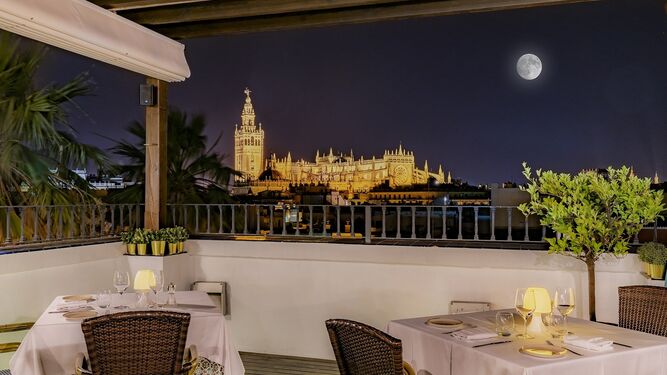 Terraza donde disfrutar del restaurante El Mirador de Sevilla, en el Hotel Vincci La Rábida.