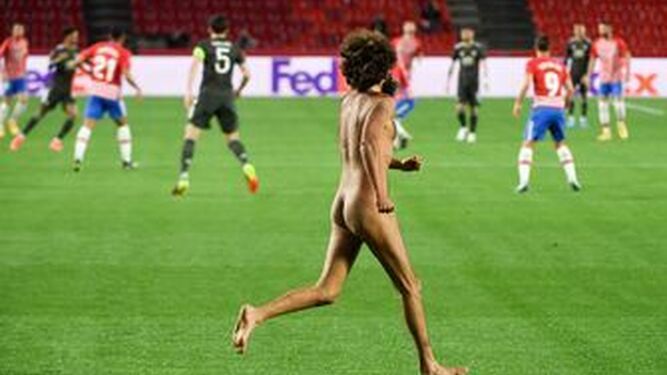 El jugador número 12: un nudista la lía parda y salta al campo en mitad del Granada-Manchester