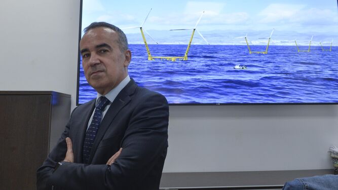 Francisco Cuervas, en la sede de Ghenova, ante una imagen del proyecto V2Power de la participada Enerocean.