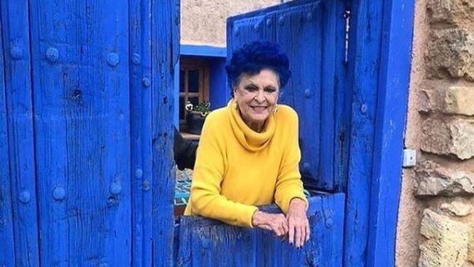 Lucía Bosé, en la puerta de su famosa casa de campo en Brieva (Segovia).