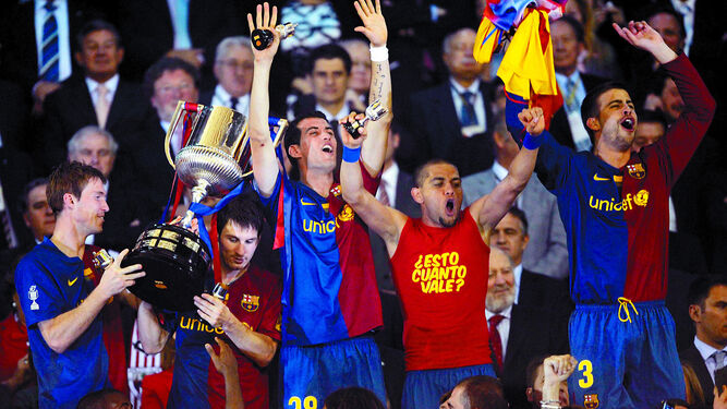 Messi levanta la Copa en la primera final que disputó, en 2009 ante el Athletic.