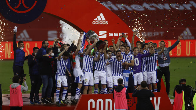 Los jugadores de la Real Sociedad festejan el título de Copa en el Estadio de la Cartuja.
