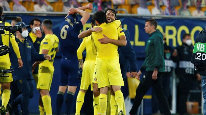 Los jugadores del Villarreal celebran el pase a semifinales de la Europa League.