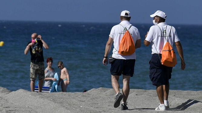 Vigilantes de playa contratados en el marco de la emergencia sanitaria por COVID-19