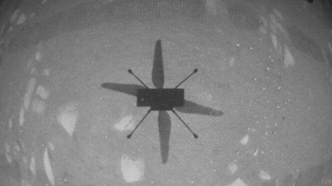 El helicóptero Ingenuity sobrevolando Marte.