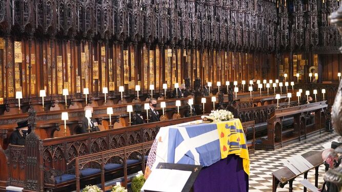 Interior de la Capilla de San Jorge, en Windsor, durante el servicio religioso con el que se despidió a Felipe de Edimburgo.