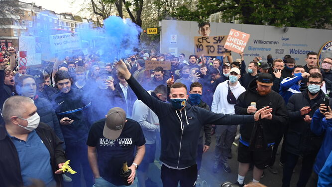Aficionados del Chelsea protestan antes del partido ante el Brighton.