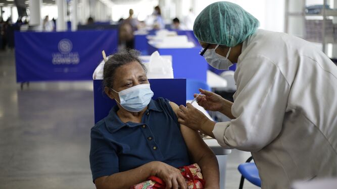 El aumento de los vacunados en EEUU no detiene aún los contagios de coronavirus